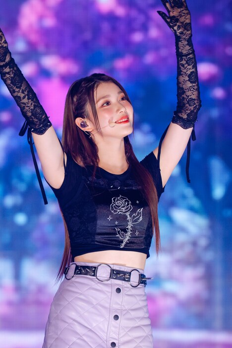 大きく手を振るシャオティン。（撮影：上山陽介 / 木村泰之）