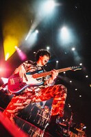 楢崎誠（B, Sax / Official髭男dism）（Photo by TAKAHIRO TAKINAMI）