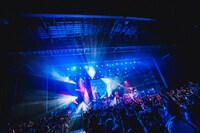 Official髭男dismのライブの様子。（Photo by TAKAHIRO TAKINAMI）