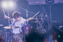 荒井智之（Dr, Cho / sumika）（撮影：後藤壮太郎）