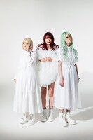 the peggies。右が石渡マキコ（B）。