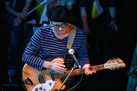 ギターを演奏する沖井礼二。