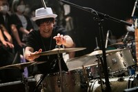 沖井礼二が大好きだというLudwigのビンテージドラムセットと、シンバルを調整する原“GEN”秀樹。