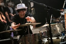 沖井礼二が大好きだというLudwigのビンテージドラムセットと、シンバルを調整する原“GEN”秀樹。