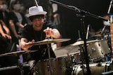 沖井礼二が大好きだというLudwigのビンテージドラムセットと、シンバルを調整する原“GEN”秀樹。