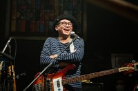 笑顔の沖井礼二。