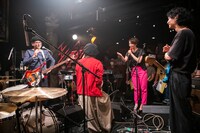 プレミアムシートにファンを招くTWEEDEES。