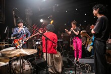 プレミアムシートにファンを招くTWEEDEES。