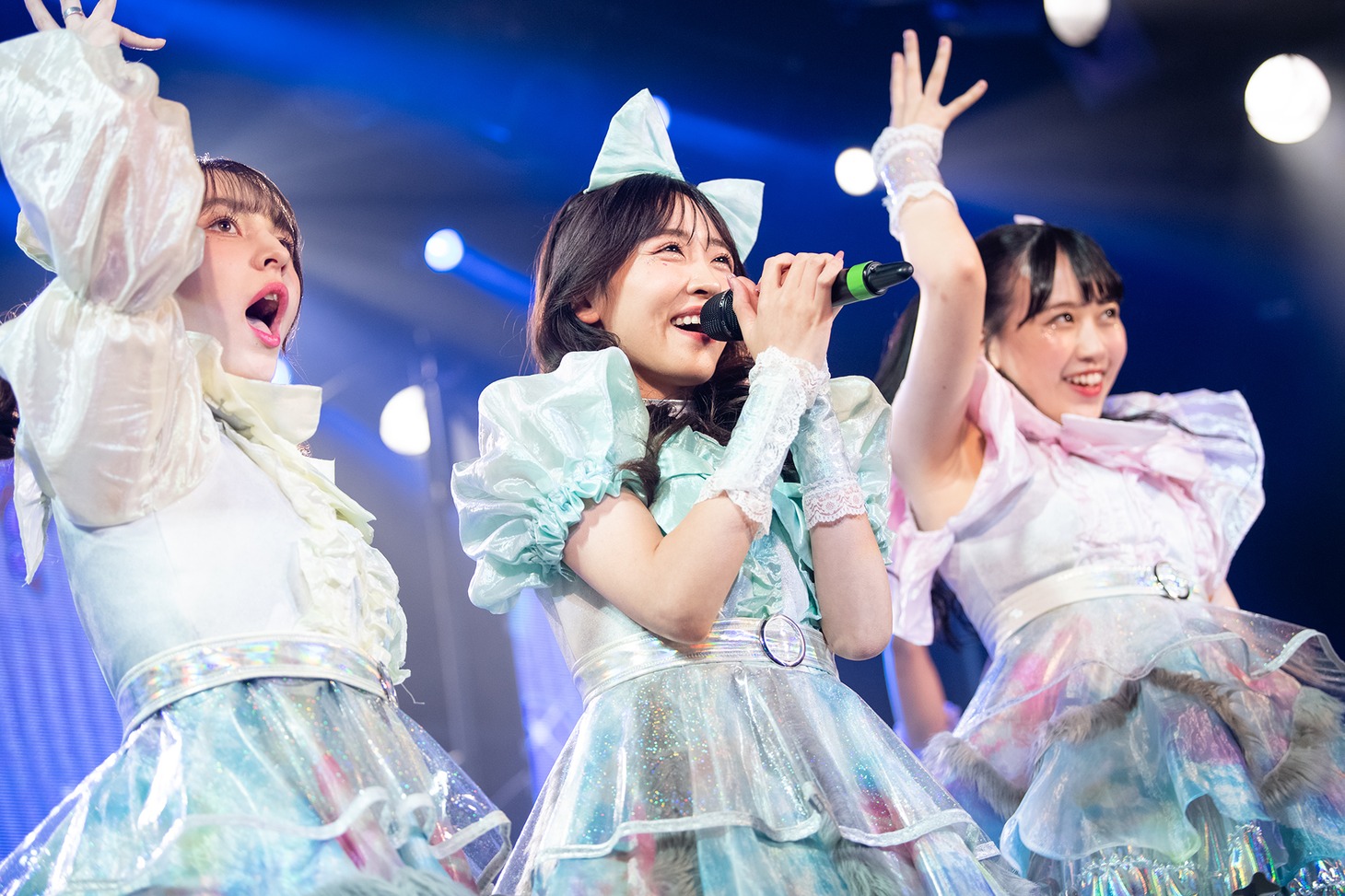 左から早瀬ノエル、櫻井優衣、松本かれん。