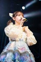 流暢な英語で全世界に向けてメッセージを送る早瀬ノエル。