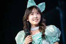 ときおり首を傾げながら早瀬ノエルの英語のメッセージに耳を傾ける櫻井優衣。