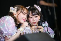 水を飲む早瀬ノエル（左）と松本かれん（右）。