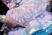 新衣装のポントを紹介する真中まなの手元。