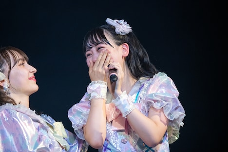 涙ぐむ松本かれん（右）。