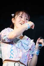 もらい泣きする真中まな。