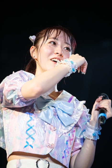 もらい泣きする真中まな。