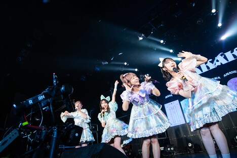 カメラに向かってアピールするFRUITS ZIPPER。