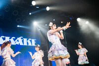 新曲「世界はキミからはじまる」を初披露するFRUITS ZIPPER。