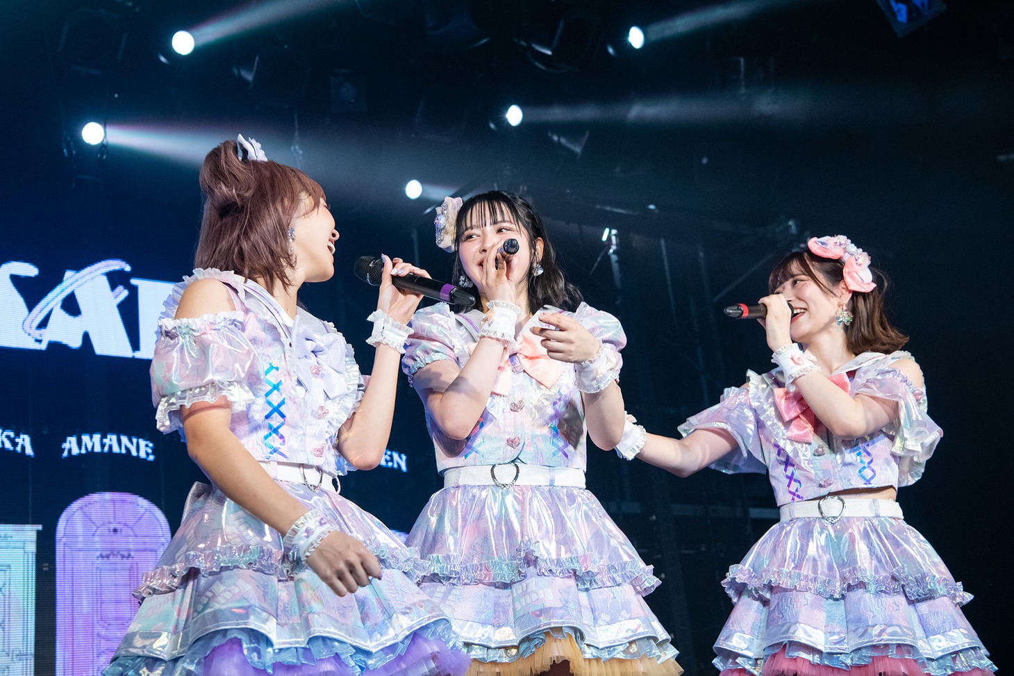 新曲「世界はキミからはじまる」のセリフパートについてツッコまれる鎮西寿々歌（中央）。