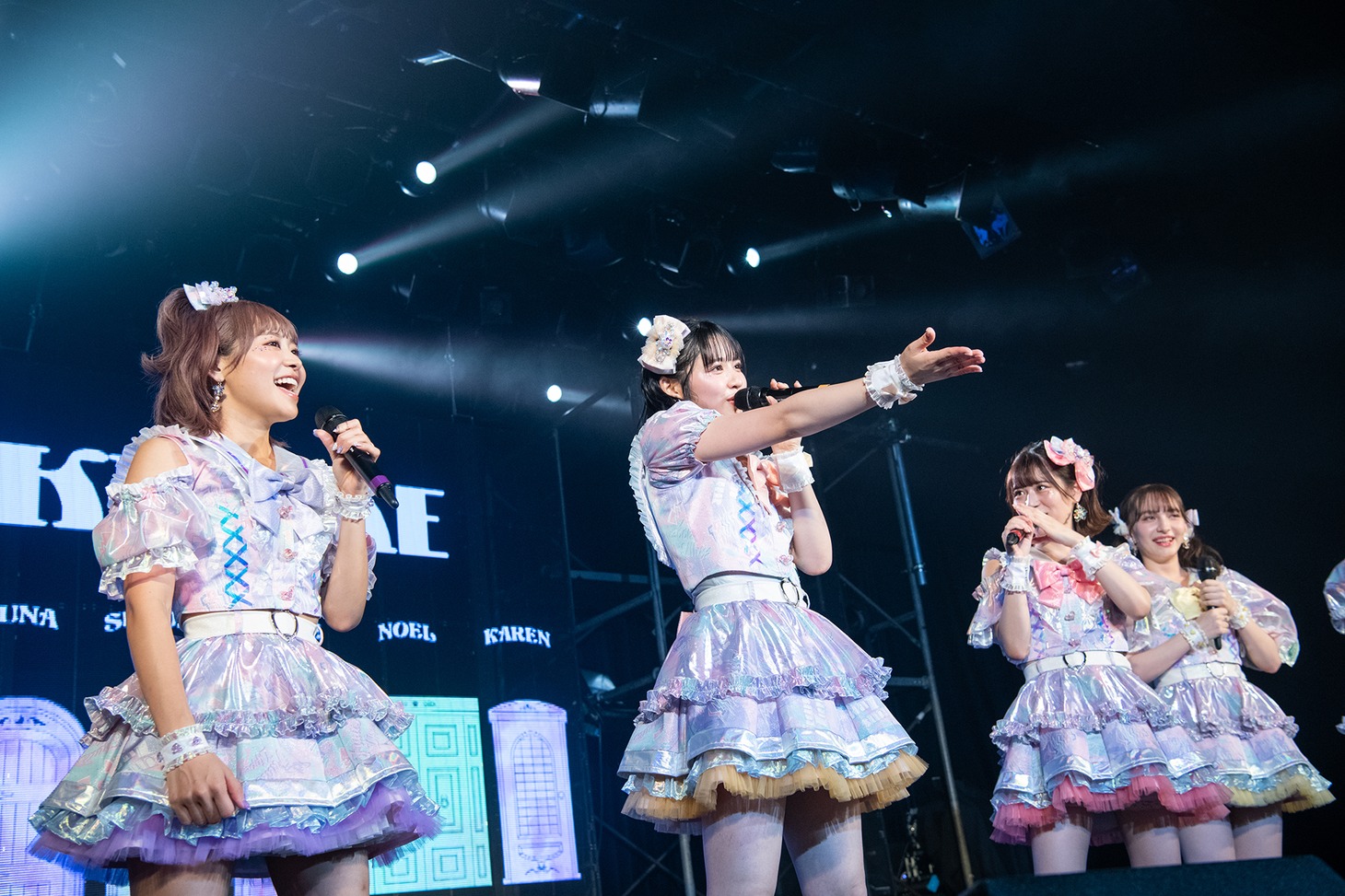 新曲「世界はキミからはじまる」のセリフパートを披露する鎮西寿々歌（中央）。