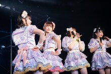 衣装のポイントを紹介する鎮西寿々歌、月足天音、早瀬ノエル、松本かれん（左から）。