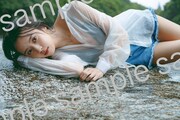 人気画像7位は「櫻坂46小林由依、本人お気に入りの水着カットはこちら」より、小林由依(櫻坂46)2nd写真集「意外性」封入特典ポストカード。