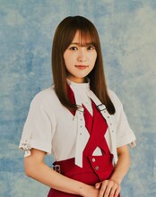 アワードのMCを務める菅井友香（櫻坂46）。