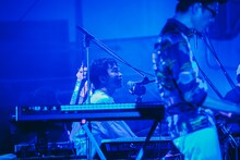 左から茂木欣一（Dr, Vo / フィッシュマンズ）、HAKASE-SUN（Key / LITTLE TEMPO、OKI DUB AINU BAND）（撮影：勝永裕介）