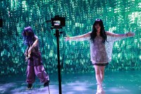 BRATS「Spiderweb」のミュージックビデオ撮影風景より。