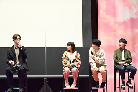 左から宮沢氷魚、Saucy Dog。