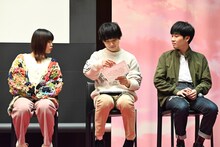 質問が書かれた紙を見るSaucy Dog。