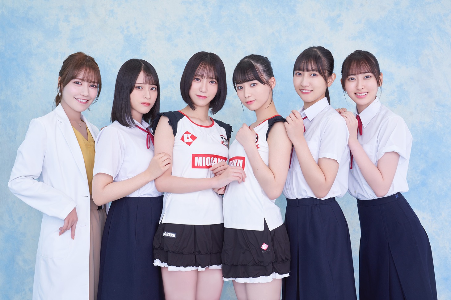 左から＝LOVEの諸橋沙夏、佐々木舞香、野口衣織、≠MEの冨田菜々風、蟹沢萌子、川中子奈月心。(c)ABC TV