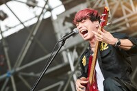 あきらかにあきら（B, Cho / THE ORAL CIGARETTES）（撮影：釘野孝宏）