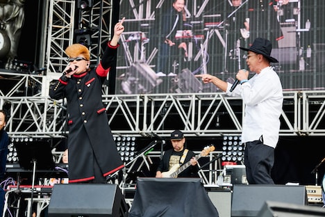 綾小路翔（Vo / 氣志團）と木梨憲武。（撮影：釘野孝宏）