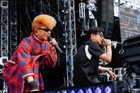 「ギザギザハートの子守唄」を歌う綾小路翔（Vo / 氣志團）と藤井フミヤ。（撮影：上山陽介）