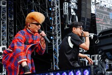 「ギザギザハートの子守唄」を歌う綾小路翔（Vo / 氣志團）と藤井フミヤ。（撮影：上山陽介）