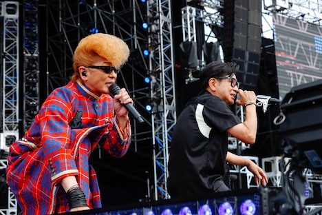 「ギザギザハートの子守唄」を歌う綾小路翔（Vo / 氣志團）と藤井フミヤ。（撮影：上山陽介）