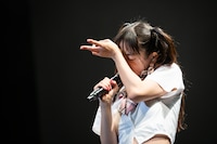 記念撮影で顔出しNGの人はギャルピースで隠すよう伝える桜木心菜。