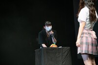 ケーキを運ぶ柏木ひなた。