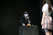 ケーキを運ぶ柏木ひなた。