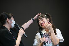 柏木ひなた（左）の言葉に涙する桜木心菜（右）。