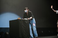 ケーキを撤収する柏木ひなた。