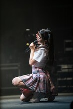 記念撮影する桜木心菜。