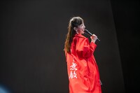 桜木軍団の特攻服を着てTikTokを撮影する桜木心菜。