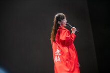 桜木軍団の特攻服を着てTikTokを撮影する桜木心菜。