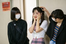 終演直後の桜木心菜（中央）。