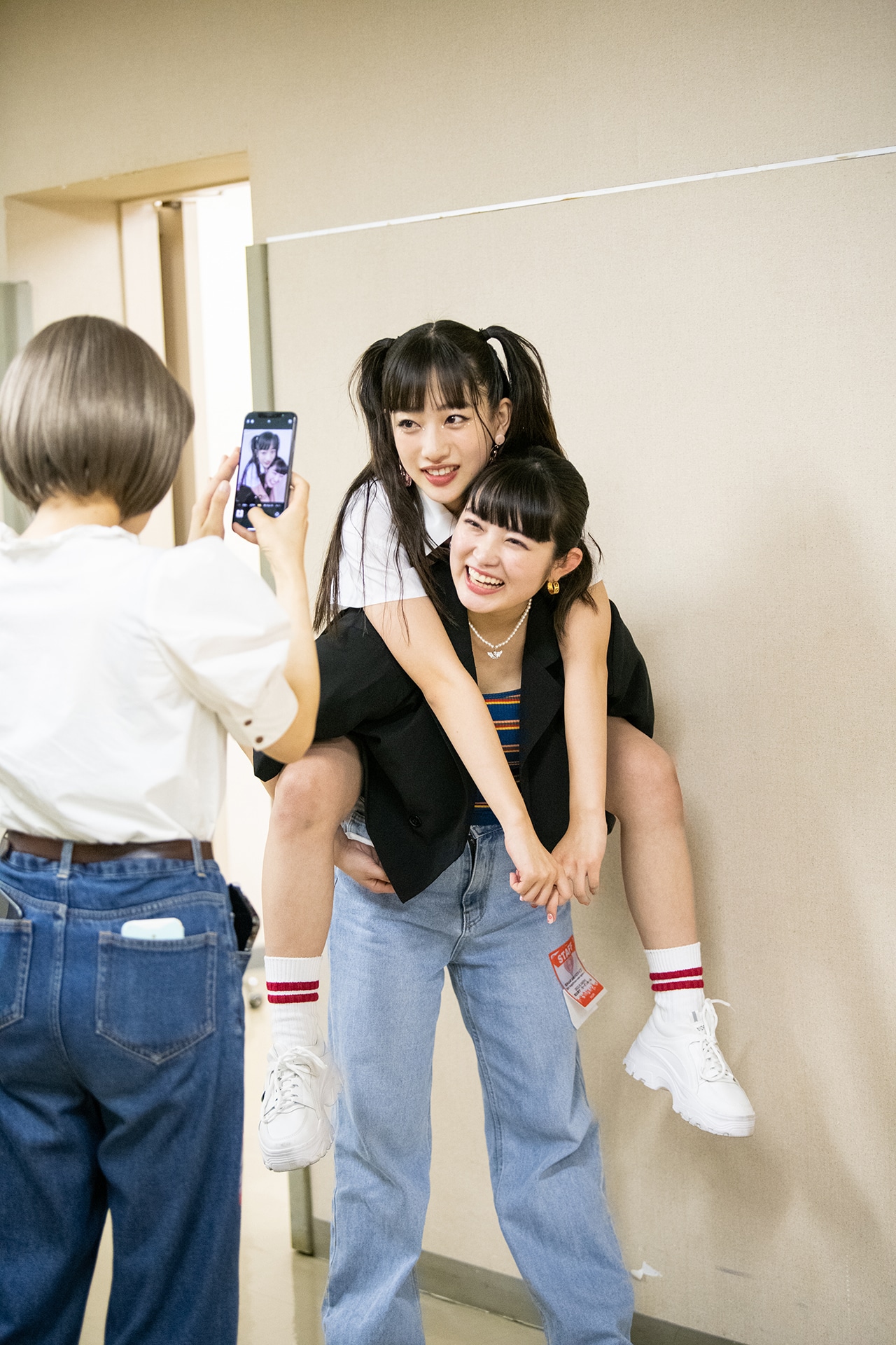 なぜか突然おんぶを要求する桜木心菜（上）とそれに応じる柏木ひなた（下）。