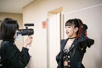 本番前の心境を語る桜木心菜（右）を撮影する小久保柚乃（左）。