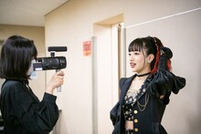 本番前の心境を語る桜木心菜（右）を撮影する小久保柚乃（左）。