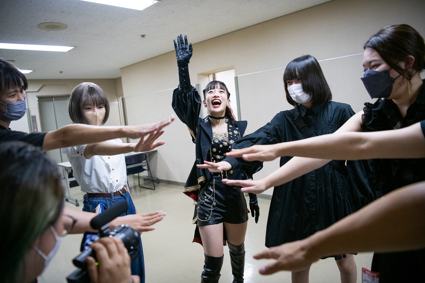 開演直前、円陣を組んで気合いを入れる桜木心菜（中央）。